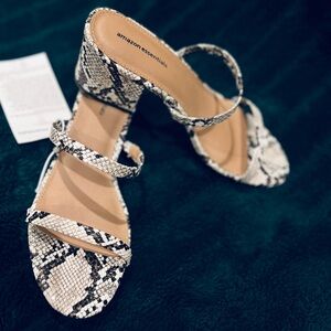 NWT Amazon Essentials Women's Heeled Slide